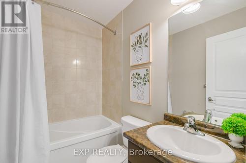 12 Oxfordshire Lane N, Kitchener, ON - Indoor Photo Showing Bathroom