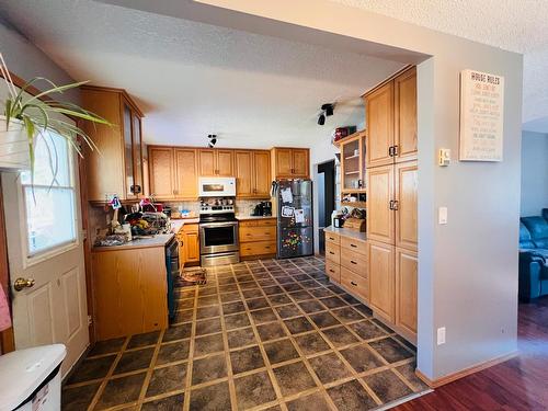 1706 10Th Avenue, Invermere, BC - Indoor Photo Showing Kitchen