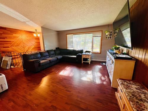 1706 10Th Avenue, Invermere, BC - Indoor Photo Showing Living Room