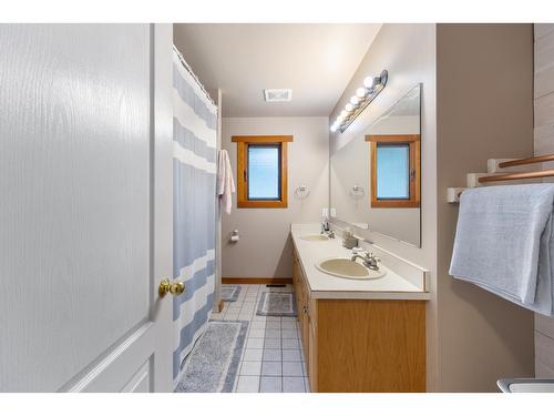 309 22Nd Avenue, Creston, BC - Indoor Photo Showing Bathroom