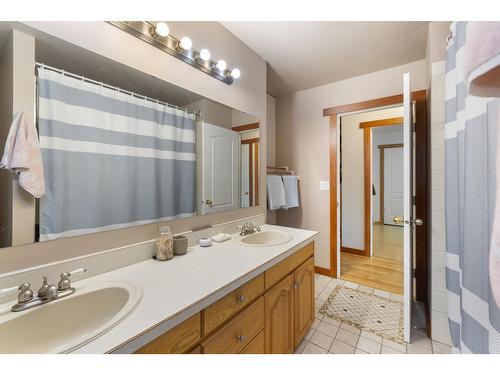 309 22Nd Avenue, Creston, BC - Indoor Photo Showing Bathroom