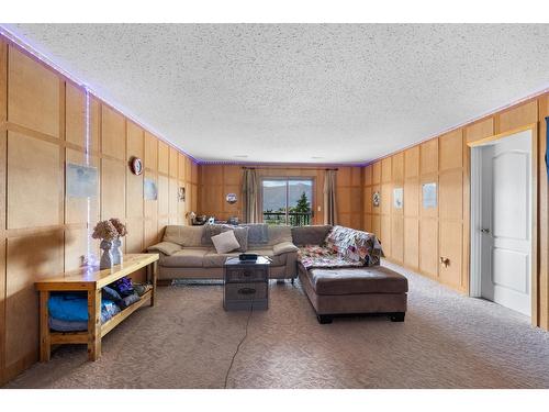 309 22Nd Avenue, Creston, BC - Indoor Photo Showing Living Room