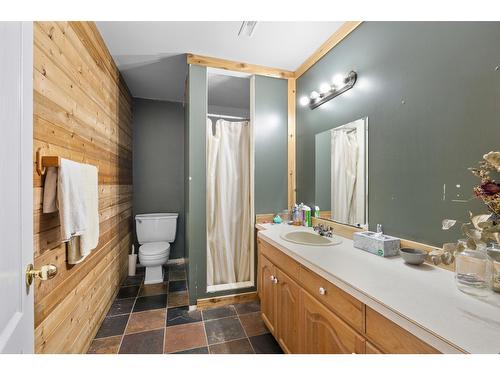 309 22Nd Avenue, Creston, BC - Indoor Photo Showing Bathroom