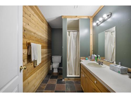 309 22Nd Avenue, Creston, BC - Indoor Photo Showing Bathroom