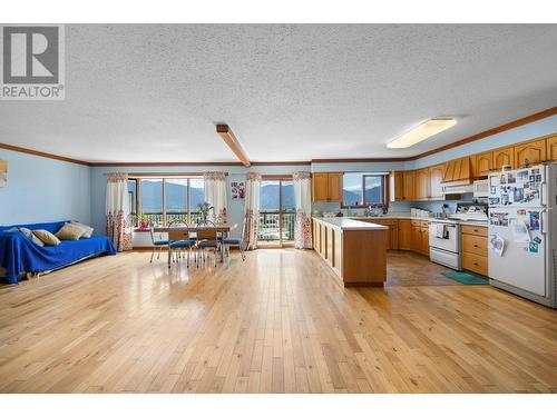 309 22Nd Avenue, Creston, BC - Indoor Photo Showing Kitchen