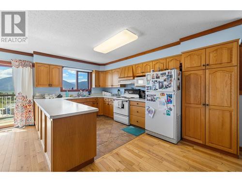 309 22Nd Avenue, Creston, BC - Indoor Photo Showing Kitchen