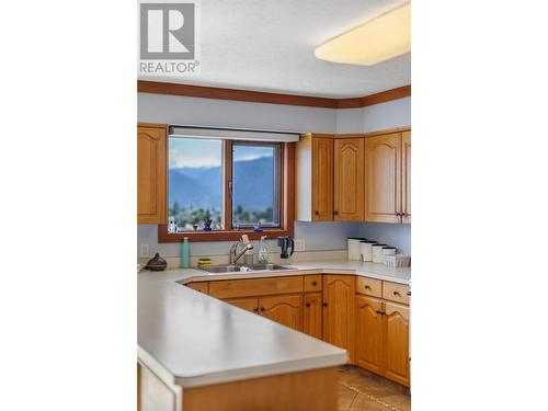 309 22Nd Avenue, Creston, BC - Indoor Photo Showing Kitchen With Double Sink