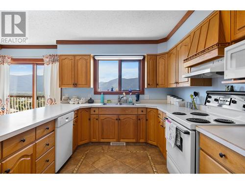 309 22Nd Avenue, Creston, BC - Indoor Photo Showing Kitchen With Double Sink