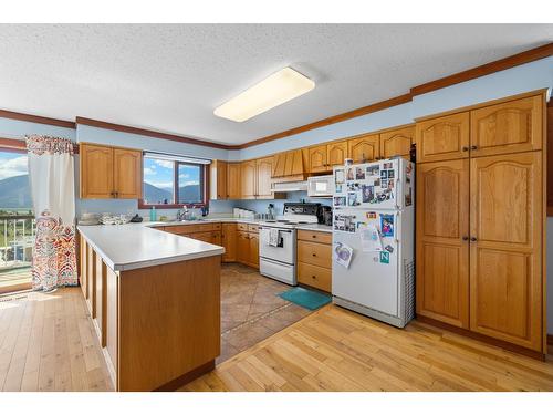309 22Nd Avenue, Creston, BC - Indoor Photo Showing Kitchen