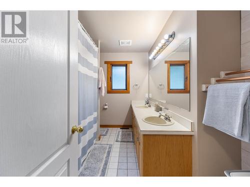 309 22Nd Avenue, Creston, BC - Indoor Photo Showing Bathroom