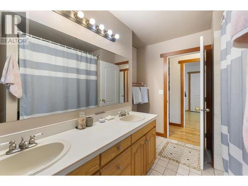 309 22Nd Avenue, Creston, BC - Indoor Photo Showing Bathroom