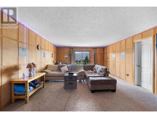 309 22Nd Avenue, Creston, BC - Indoor Photo Showing Living Room