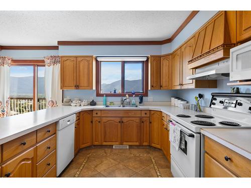 309 22Nd Avenue, Creston, BC - Indoor Photo Showing Kitchen With Double Sink