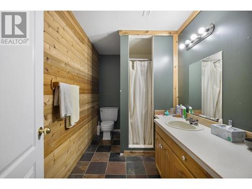 309 22Nd Avenue, Creston, BC - Indoor Photo Showing Bathroom