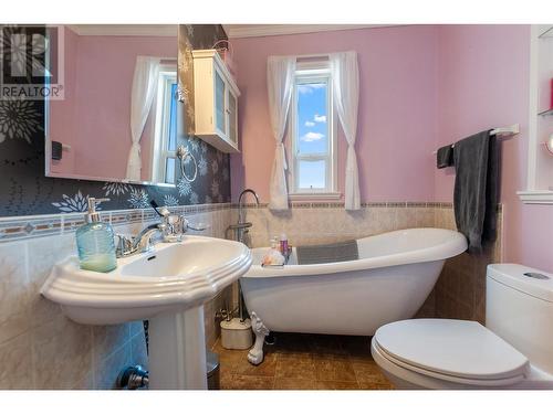 1290 Kilwinning Street, Penticton, BC - Indoor Photo Showing Bathroom