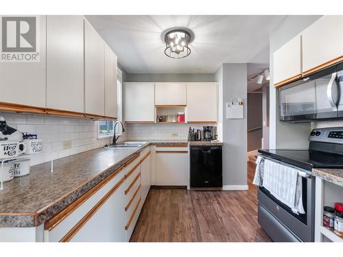 1290 Kilwinning Street, Penticton, BC - Indoor Photo Showing Kitchen With Double Sink