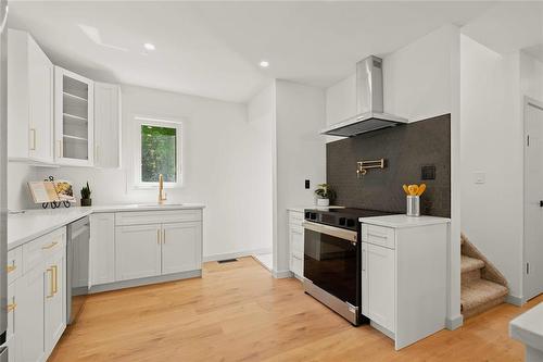 22 Balsam Place, Winnipeg, MB - Indoor Photo Showing Kitchen