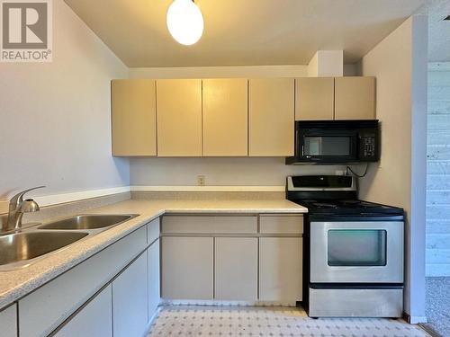 15 800 N Second Avenue, Williams Lake, BC - Indoor Photo Showing Kitchen With Double Sink