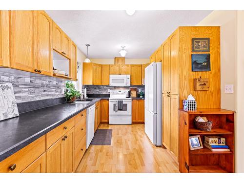 311 Dugan Street, Creston, BC - Indoor Photo Showing Kitchen