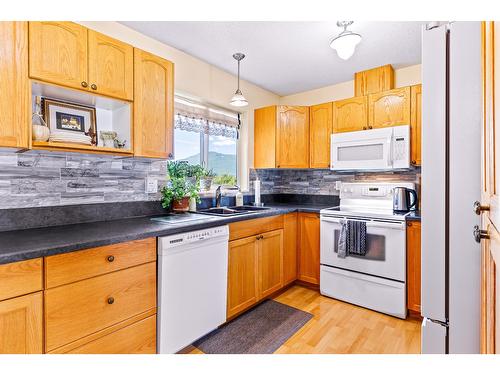 311 Dugan Street, Creston, BC - Indoor Photo Showing Kitchen With Double Sink