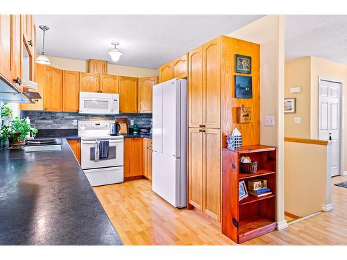 311 Dugan Street, Creston, BC - Indoor Photo Showing Kitchen