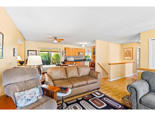 311 Dugan Street, Creston, BC - Indoor Photo Showing Living Room