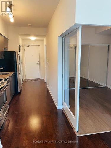 407 - 832 Bay Street, Toronto, ON - Indoor Photo Showing Kitchen