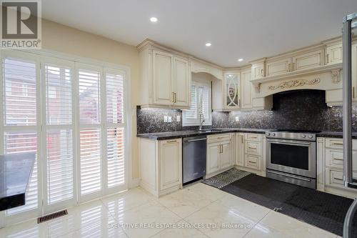 11 Briardale Road, Brampton, ON - Indoor Photo Showing Kitchen