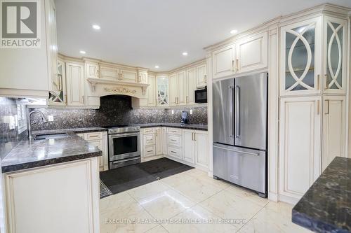 11 Briardale Road, Brampton, ON - Indoor Photo Showing Kitchen With Upgraded Kitchen