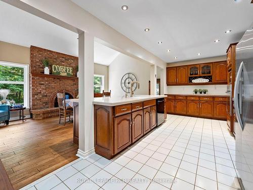 832 Boston Mills Rd, Caledon, ON - Indoor Photo Showing Kitchen