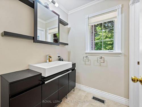 832 Boston Mills Rd, Caledon, ON - Indoor Photo Showing Bathroom