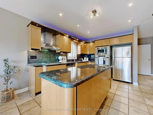 106 Forest Fountain Dr, Vaughan, ON - Indoor Photo Showing Kitchen