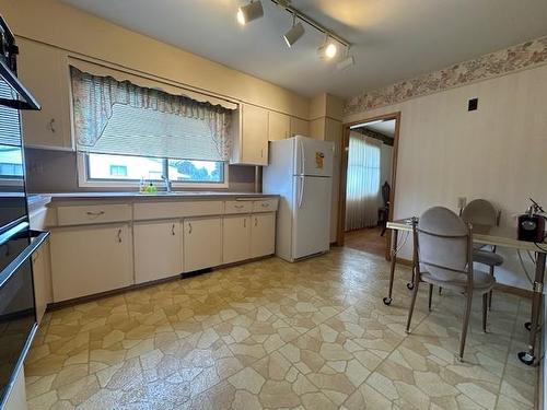 320 Leland Avenue S, Thunder Bay, ON - Indoor Photo Showing Kitchen With Double Sink