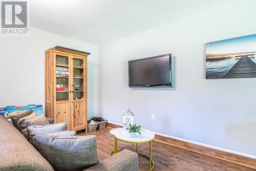117 Lenwil Road, Kawartha Lakes, ON - Indoor Photo Showing Living Room