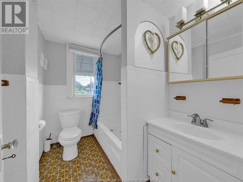 953 Lillian Avenue, Windsor, ON - Indoor Photo Showing Bathroom