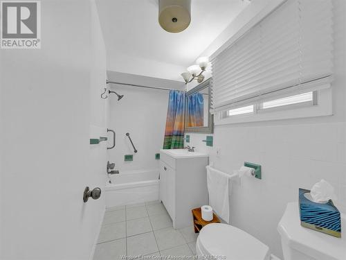 953 Lillian Avenue, Windsor, ON - Indoor Photo Showing Bathroom