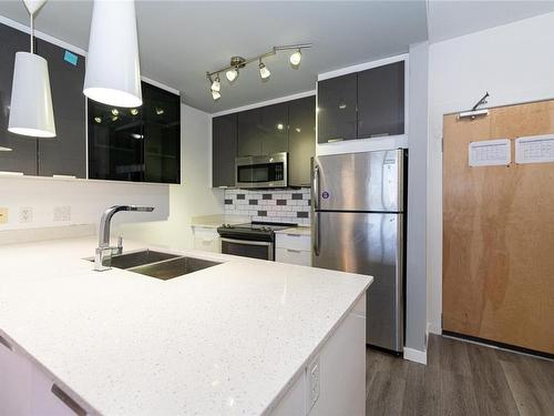431-2871 Jacklin Rd, Langford, BC - Indoor Photo Showing Kitchen With Double Sink With Upgraded Kitchen