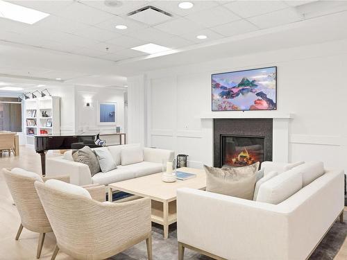 414-650 Berwick Rd North, Qualicum Beach, BC - Indoor Photo Showing Living Room With Fireplace