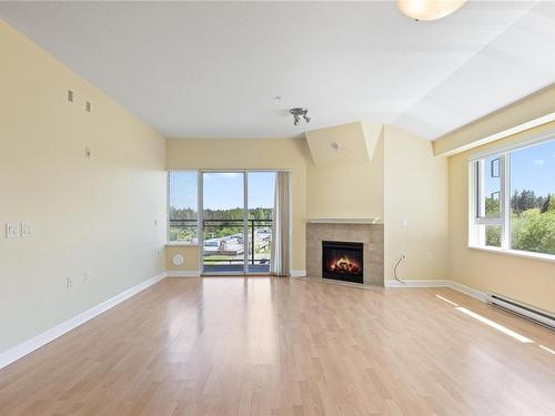 414-650 Berwick Rd North, Qualicum Beach, BC - Indoor Photo Showing Living Room With Fireplace