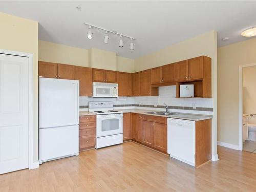 414-650 Berwick Rd North, Qualicum Beach, BC - Indoor Photo Showing Kitchen With Double Sink