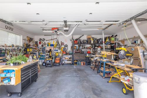 6372 Topham Place, Peachland, BC - Indoor Photo Showing Garage