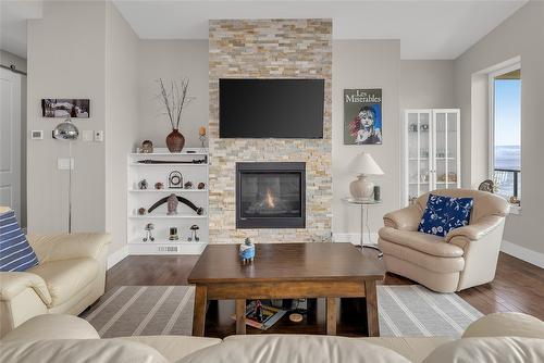 6372 Topham Place, Peachland, BC - Indoor Photo Showing Living Room With Fireplace