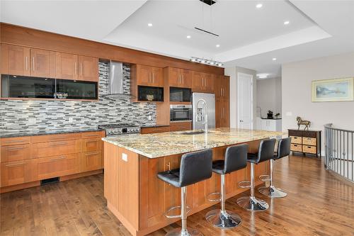 6372 Topham Place, Peachland, BC - Indoor Photo Showing Kitchen With Upgraded Kitchen