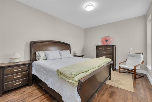 6372 Topham Place, Peachland, BC - Indoor Photo Showing Bedroom