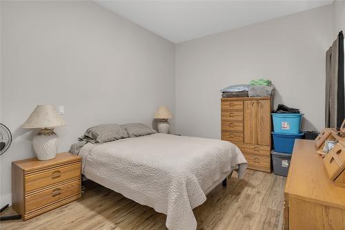 6372 Topham Place, Peachland, BC - Indoor Photo Showing Bedroom