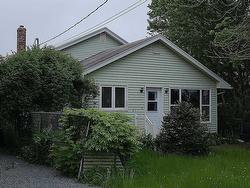 8A Chadwick Street  Dartmouth, NS B2Y 2M3