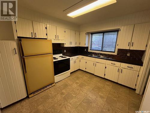 191 28Th Street, Battleford, SK - Indoor Photo Showing Kitchen With Double Sink