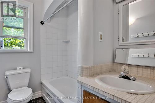 647 Charlotte Street, Peterborough, ON - Indoor Photo Showing Bathroom