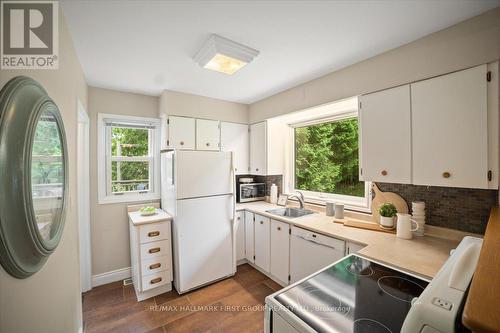 75 Riverside Drive S, Oshawa, ON - Indoor Photo Showing Kitchen