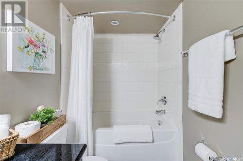 903 320 5Th Avenue N, Saskatoon, SK - Indoor Photo Showing Bathroom